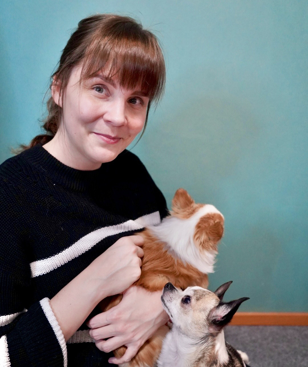 Jenny Jalonen, koirien ongelmakäyttäytymisen asiantuntija yhdessä kahden koiransa kanssa.